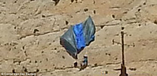 男子跳伞被挂悬崖三小时打电话安慰女友终坠亡