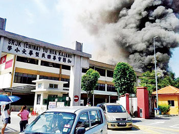 大马一华文小学发生火灾1500名师生紧急疏散