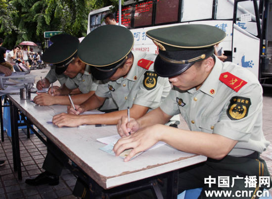 海南海警开展“争当献血英雄让爱无限传递”献血活动