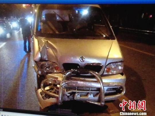 男子酒驾无牌车撞上交警车欲逃被擒