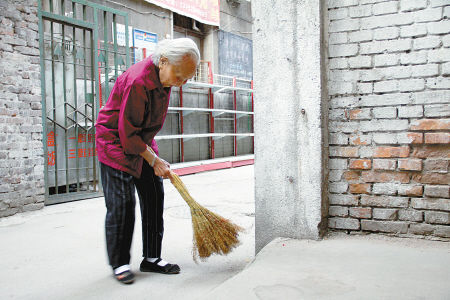 99岁老奶奶每天把居民院扫得干干净净
