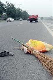 多少环卫工倒在车轮下!