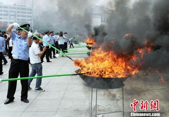 长沙公开焚烧1吨毒品特警荷枪实弹护卫