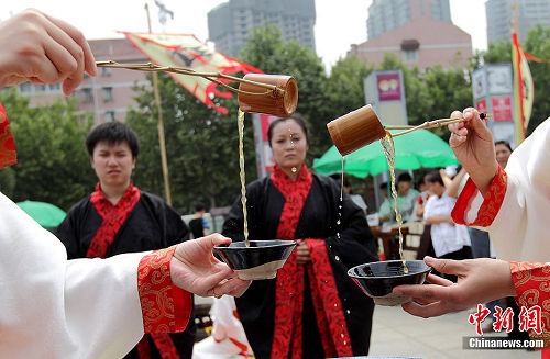 汉服爱好者龙江宝船厂祭古人服艾酒过端午