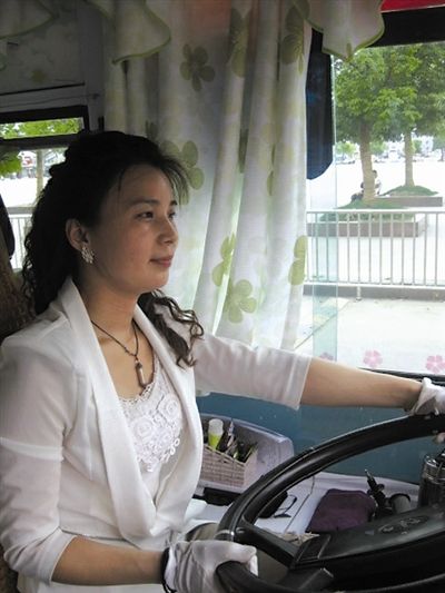美女司机扮靓公交车