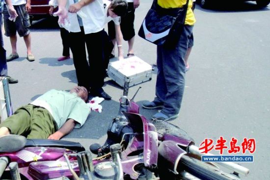 卖完桃子正要 回家  六旬 老人被撞 生死未卜_新浪