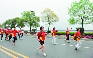 这小伙开的公司却专门教人走路跑步