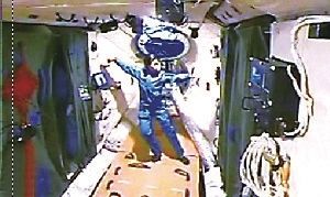 航天员今日手控撤离