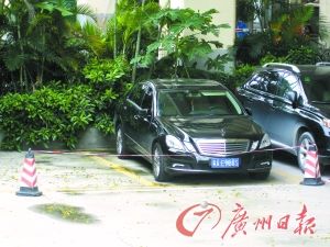 豪车倒后镜常被偷小区设VIP停车位