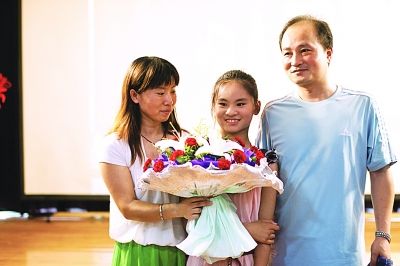 南京12岁脑瘫女孩自办感恩会感谢帮她一路走来的好心人