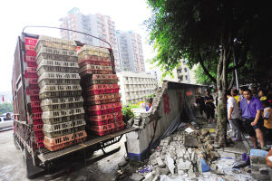 һ���󿨳�����ײ��Χǽ