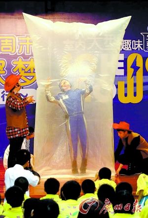 一进塑料袋即变“灰太狼”