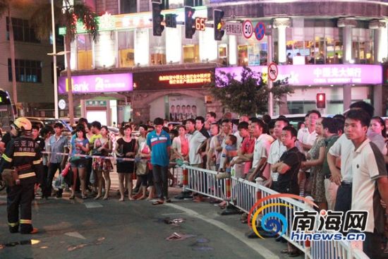 三亚解放路中心商铺着火交通一度中断无人伤亡