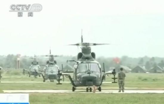 我军武装直升机贴近树梢10米高度空袭海面靶标