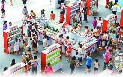10万人童博会上“乐翻天”