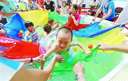 10万人童博会上“乐翻天”