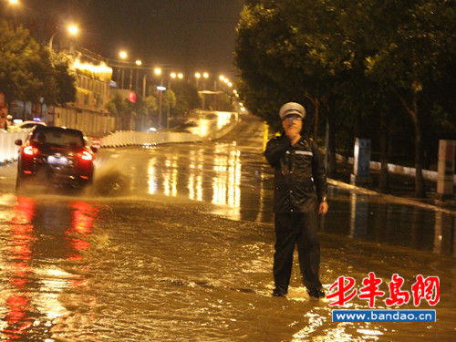 交警彻夜排查82处积水路段 青岛交通顶住台风