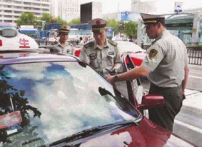车资谈不拢,克隆车司机竟开车撞人