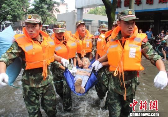 台风袭击浙江湖州 1000余名武警投入一线救急