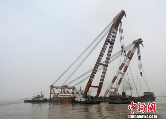 长江江苏泰州段“7、5”事故沉船打捞出水