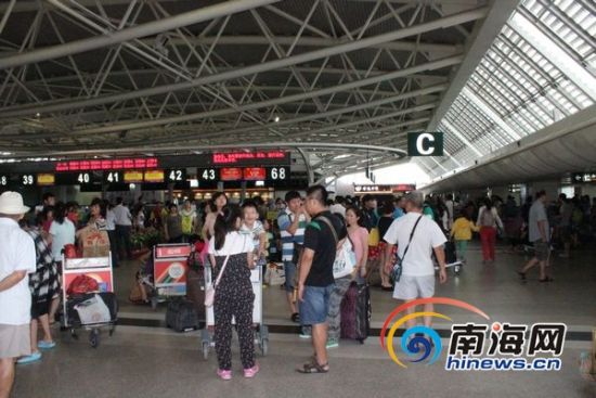 受台风启德影响 三亚机场74个航班取消43个延