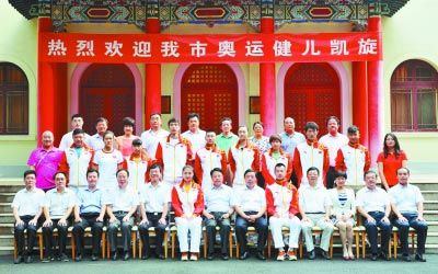 �Ͼ����װ����쵼�Ӽ����вμ��׶ذ��˻���������