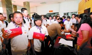 2012兰州晨报·利群阳光助学金发放仪式暨阳光学子励志报告会昨日在兰州举行