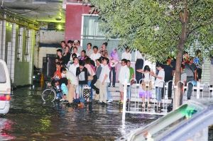 夜空电闪雷鸣雷阵雨昨再袭金城