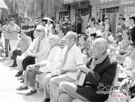 兰州社区传真:社区慰问天兰线筑路英雄