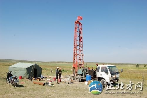 让村民喝上放心水 南卜子村竖起了打井机