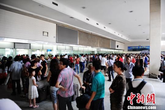 设备故障致停电 长沙火车站18趟列车晚点