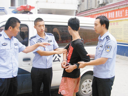 西大街“碰瓷帝”落网半小时制造4起“车祸”