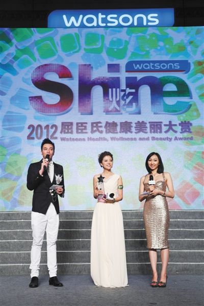 藏族歌手阿兰·达瓦卓玛获得屈臣氏2012健康美丽大赏"最佳人气代言人"