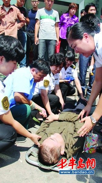 20多岁男子突发病倒地 车站工作人员紧急施救