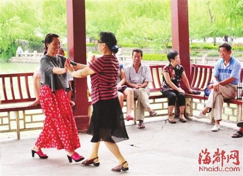 秋波送爽多情山水迷人眼