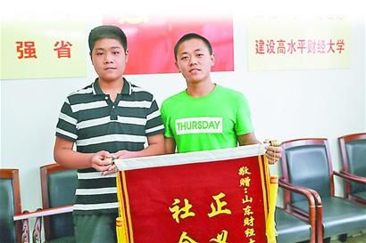 大学生救落水少年,够英勇全家苦寻救命恩人,很