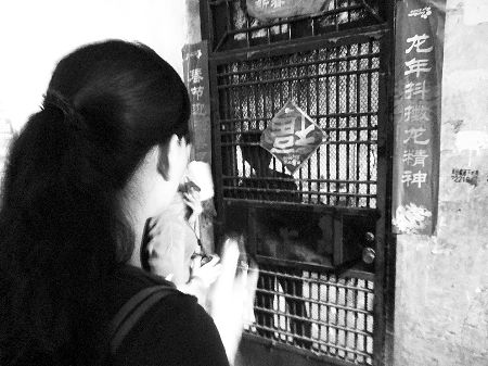 22户锁眼被堵居民出不去进不来
