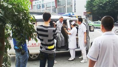 绅仕伸援手关爱公交车上尿急的大爷