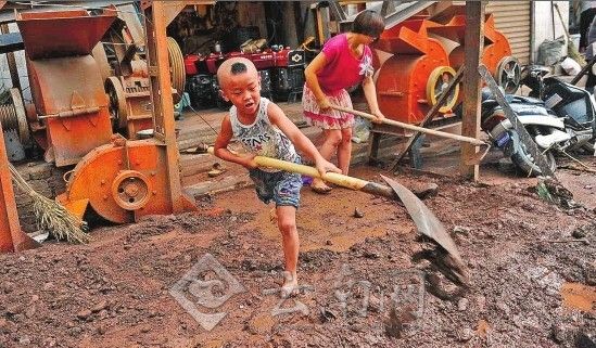彝良震区清淤工作快速推进受灾群众住进板房