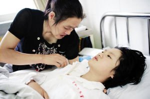 开学第一天父女俩被撞重伤