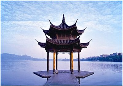 杭州集贤亭“腿一软”倒在西湖里