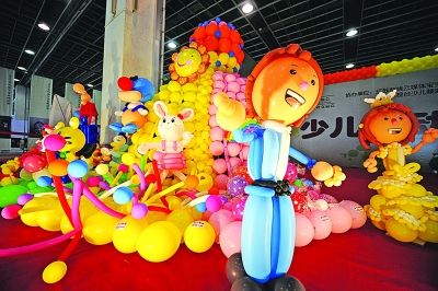 南京气球达人用气球变魔术 已有200多个徒