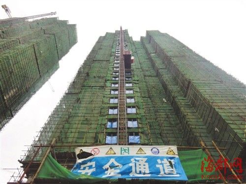施工电梯百米坠落 武汉19人遇难