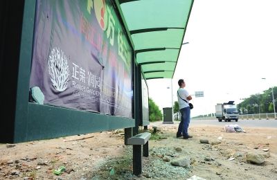 榕新型公交站玻璃频被砸