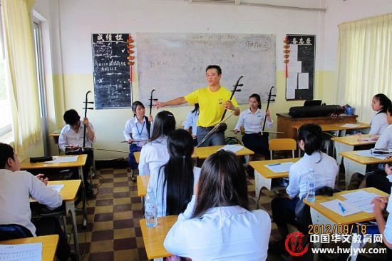 中华文化大乐园柬埔寨营教师在柬快乐教学