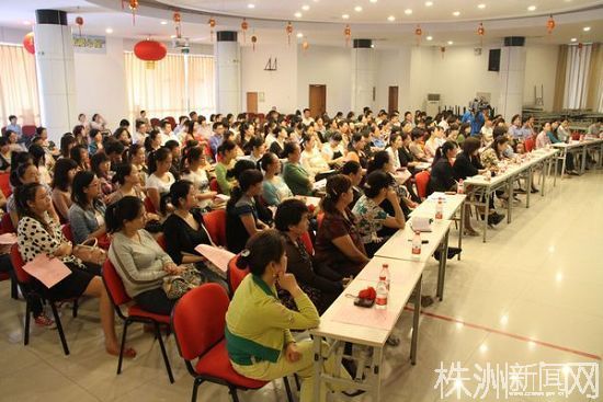 省妇联主席肖百灵来株洲给逾200名女干部讲课