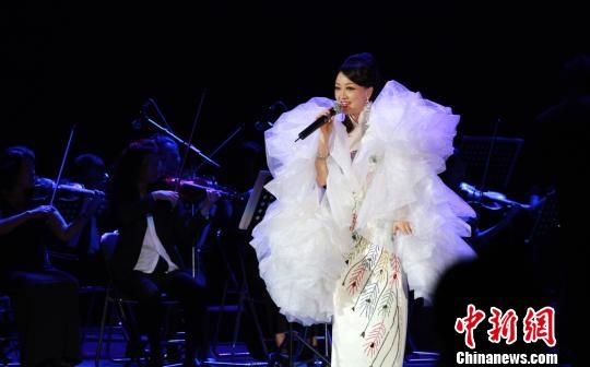 秋铃沈阳演绎邓丽君金曲庄奴、左宏元现场助阵