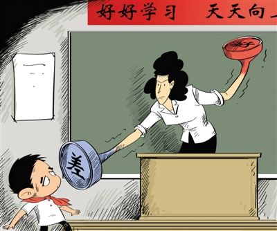 龙华新区民治街道上芬小学有老师在表现不好的学生脸上盖章以示批评