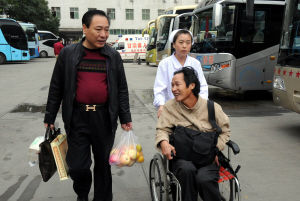 浙江男子在兰州突发脑出血救治15天死亡线上拉回命