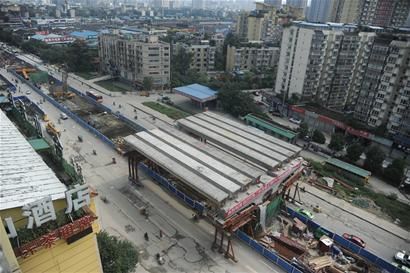 首跨箱梁完成吊装